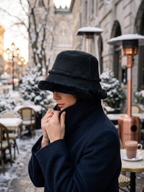 New Harssidanzar Black Lambskin Shearling Bucket Hat
